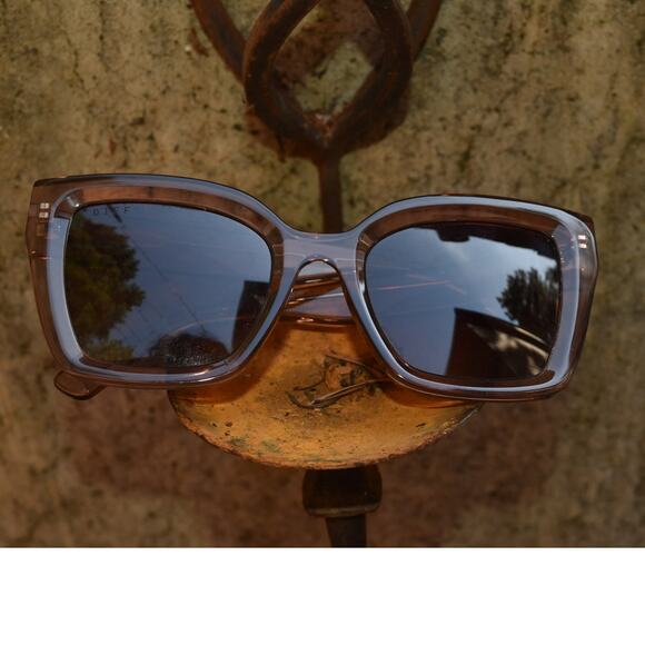 DIFF Oversized Square Gradient Sunglasses with Case – Brown - Picture 3 of 5